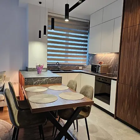 Deluxe Flat With Garden_tirana *